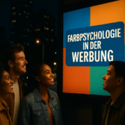 junge Menschen betrachten ein Plakat in einer Stadt am Abend.