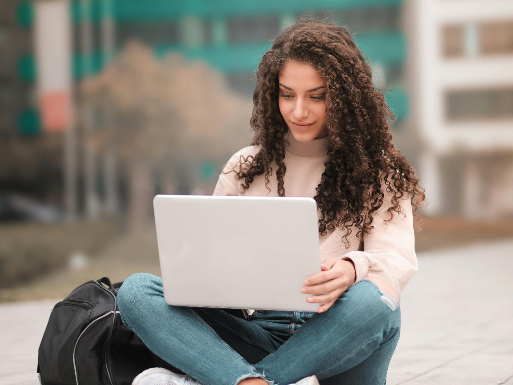 Junge Frau sucht online, immer und überall